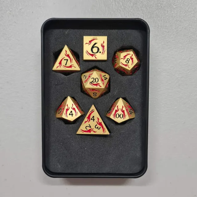 All Rolled Up Metal Dagger Dice kovové kostky Gold Black Red
