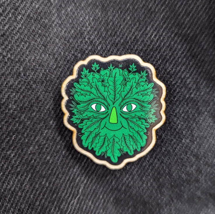 All Rolled Up Green Man dřevěný odznak 40 mm