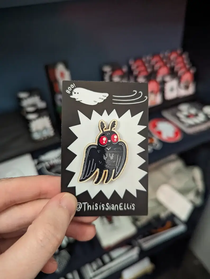 All Rolled Up Mothman dřevěný odznak pin 40 mm