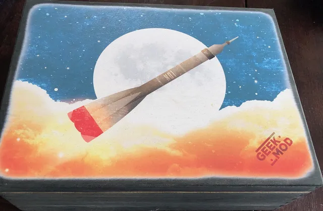 Geek Mod Leaving Earth dřevěná bedna 2019 29,5 cm
