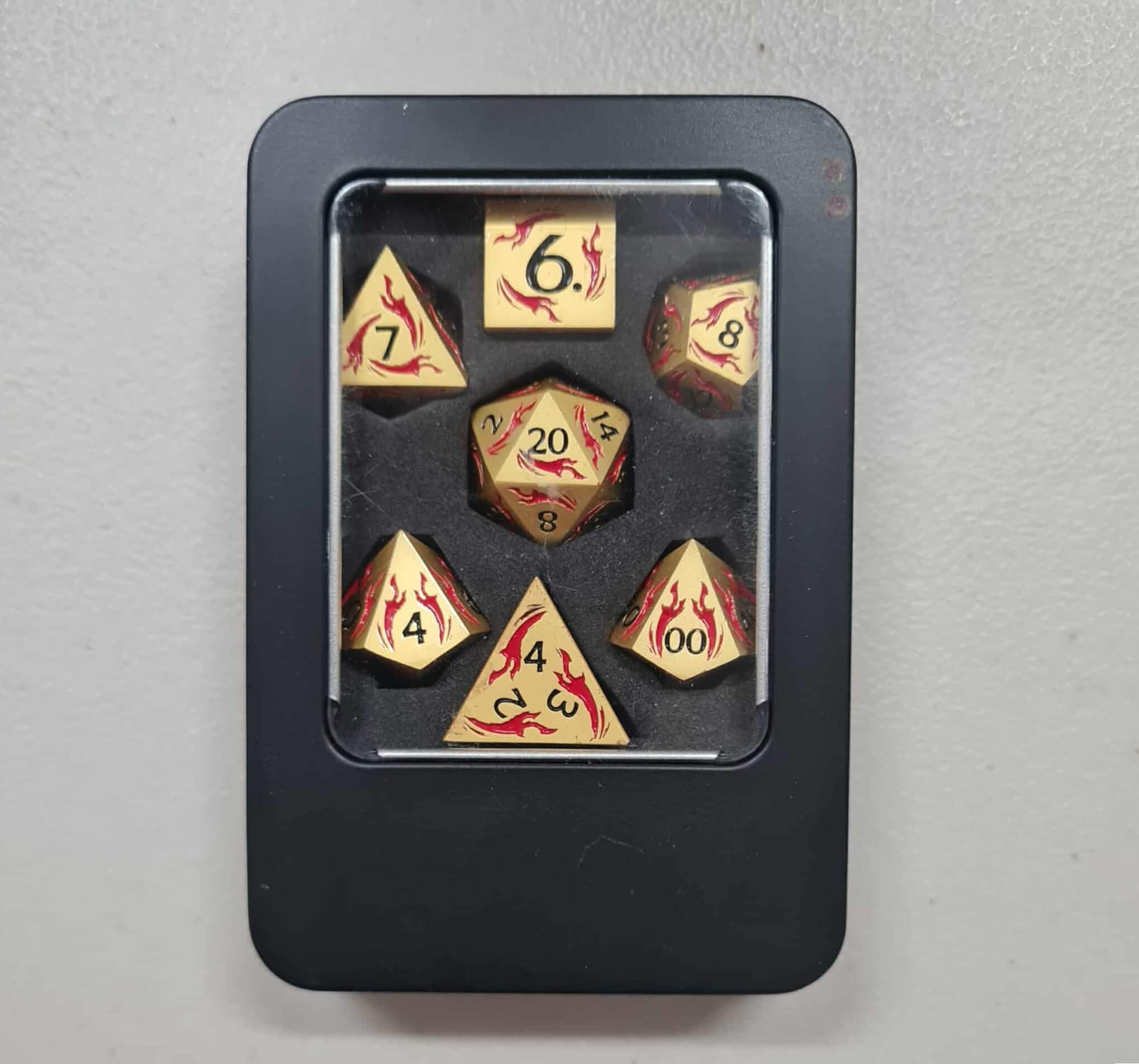 All Rolled Up Metal Dagger Dice kovové kostky Gold Black Red