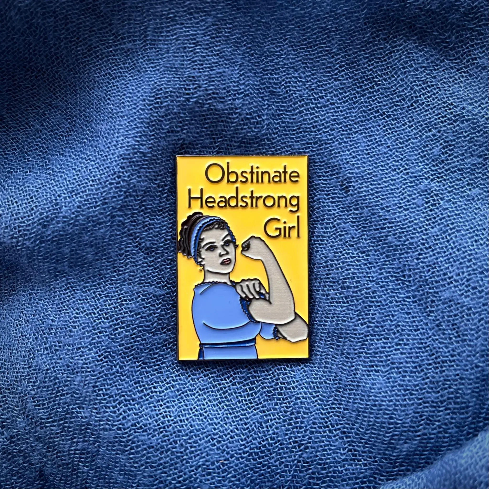 Clavis Headstrong Girl smaltovaný odznak 38 mm