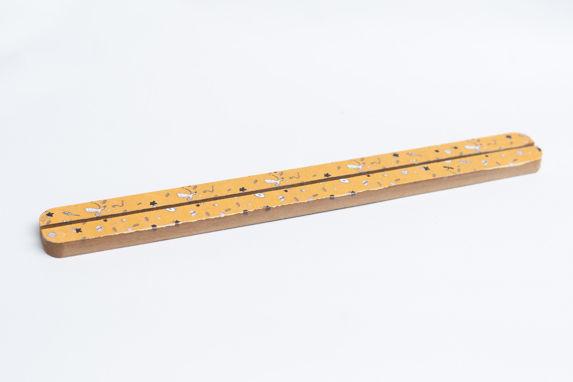 Geek Mod dreveny stojanek na karty oranzovy 29 cm