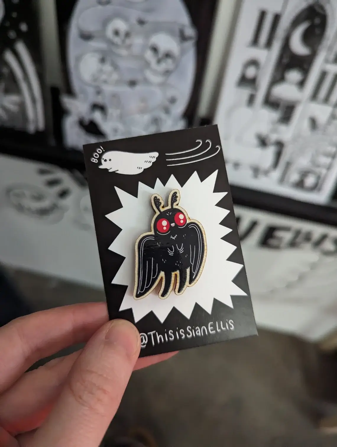 All Rolled Up Mothman dřevěný odznak pin 40 mm