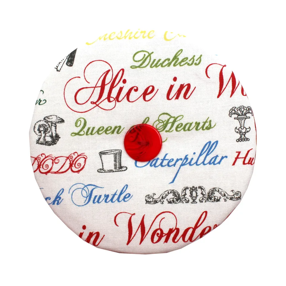 All Rolled Up Alice in Wonderland držák na karty Alenka