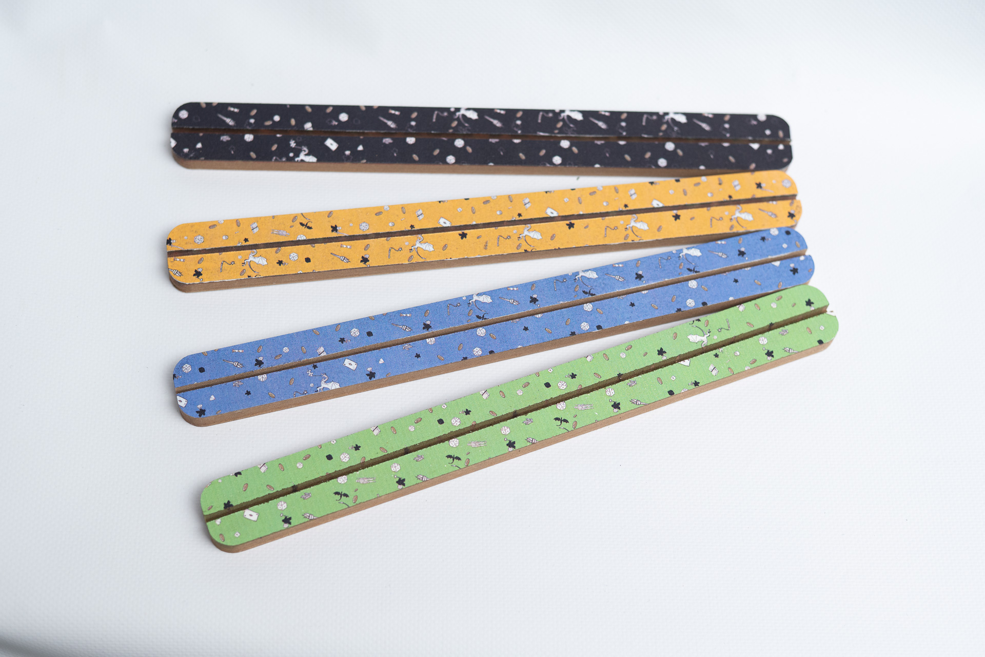 Geek Mod dreveny stojanek na karty oranzovy 29 cm