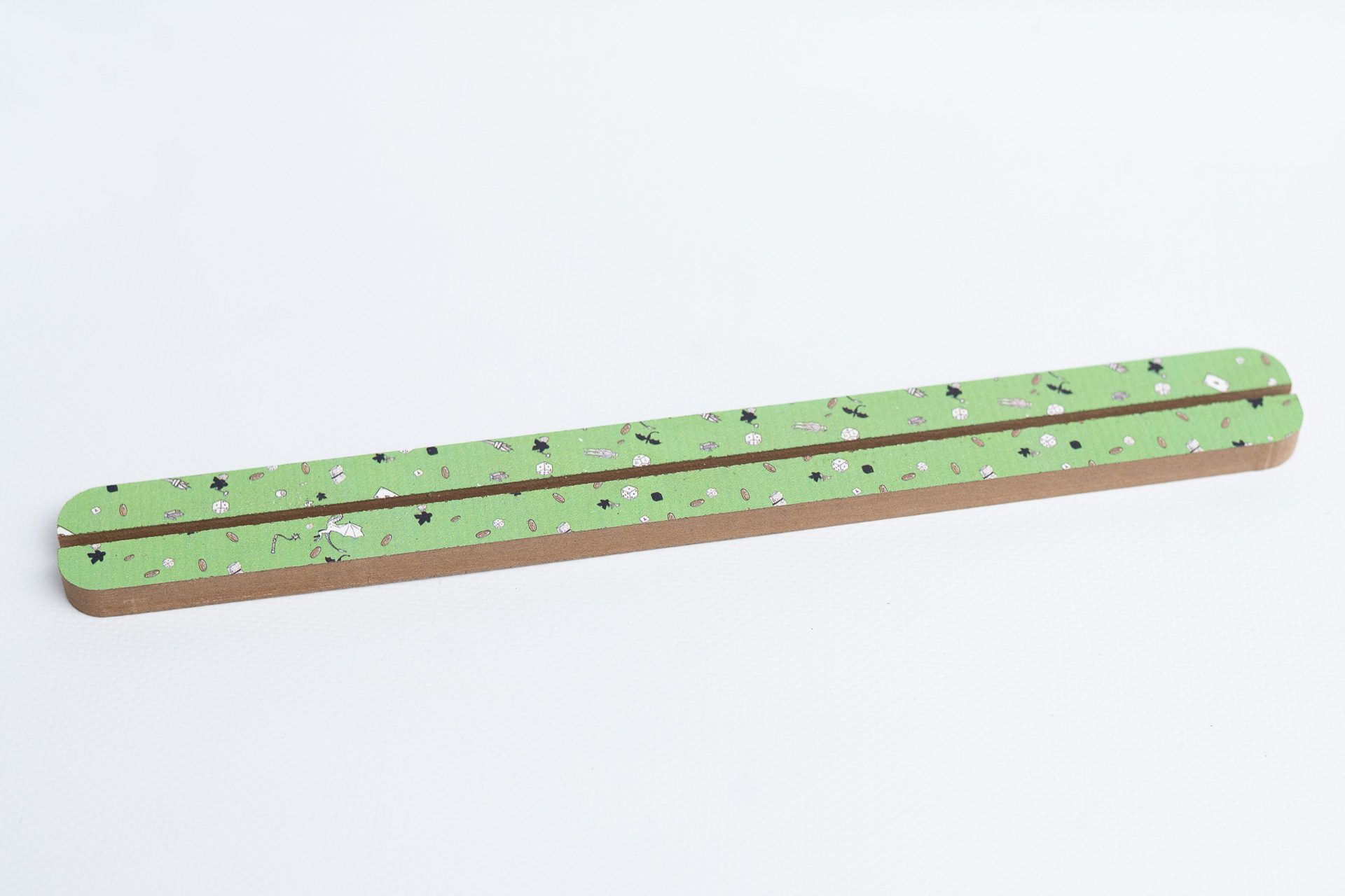 Geek Mod stojánek na karty dřevěný zelený 29 cm MDF